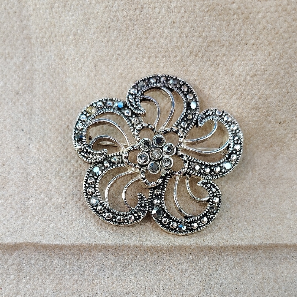 Elegant Silver Floral Brooch